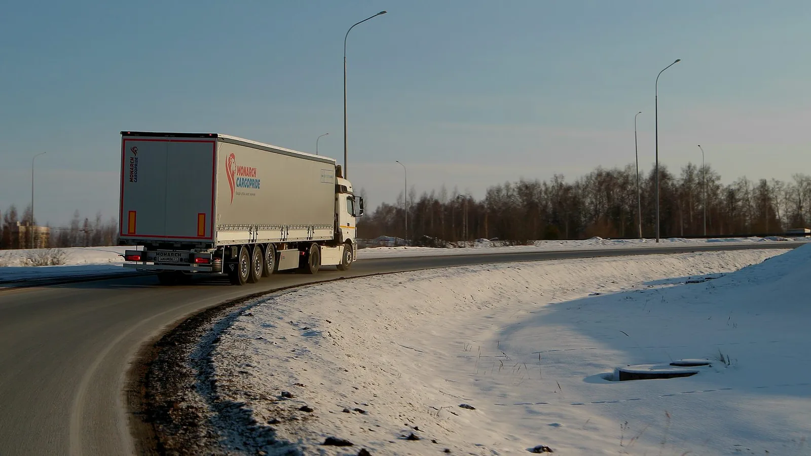 Полуприцеп MONARCH CargoPride в рейсе